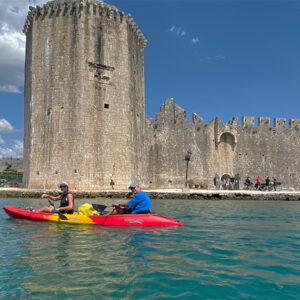 Kayak-tour-next-to-Castle-Kamerlengo-in-Trogir
