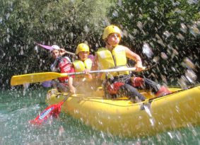 raft-splash-the-water-in-Croatia
