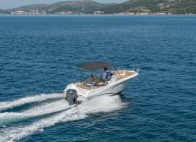 Product of a 30 year-old tradition, Cap Camarat 7.5 CC is for a real boat lovers.