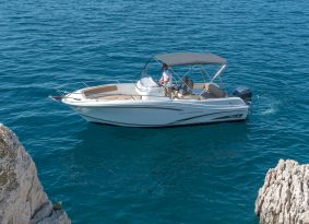 Product of a 30 year-old tradition, Cap Camarat 7.5 CC is for a real boat lovers.